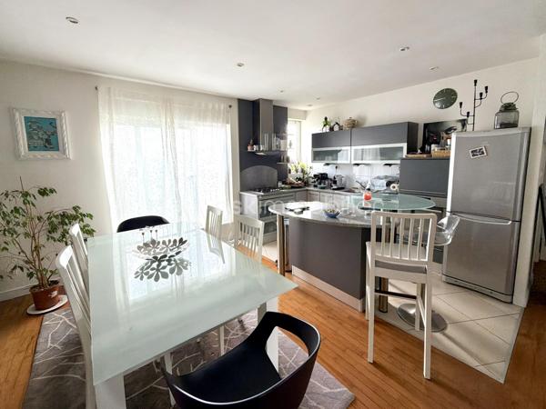 Appartement T3 lumineux – Saint-Marc / Strasbourg, Brest

📍 Situé au 4ᵉ et dernier étage d’une copropriété de 1956, cet appartement T3 de 68,18 m² saura vous séduire par son agencement optimisé et son emplacement privilégié, à proximité immédiate des commerces, des transports en commun (tramway/bus) et de toutes les commodités.
Il se compose d’une entrée, d’une spacieuse pièce de vie baignée de lumière offrant de beaux volumes, de deux chambres, d’une cuisine ouverte aménagée et équipée (IKEA), d’une vaste salle d’eau ainsi que de WC indépendants.  
Vous apprécierez le charme du parquet en bois, les fenêtres en double vitrage assurant un bon confort thermique et acoustique, ainsi qu’une chaudière gaz de qualité garantissant un confort optimal au quotidien.
Une cave en sous-sol complète ce bien.

À découvrir sans tarder !