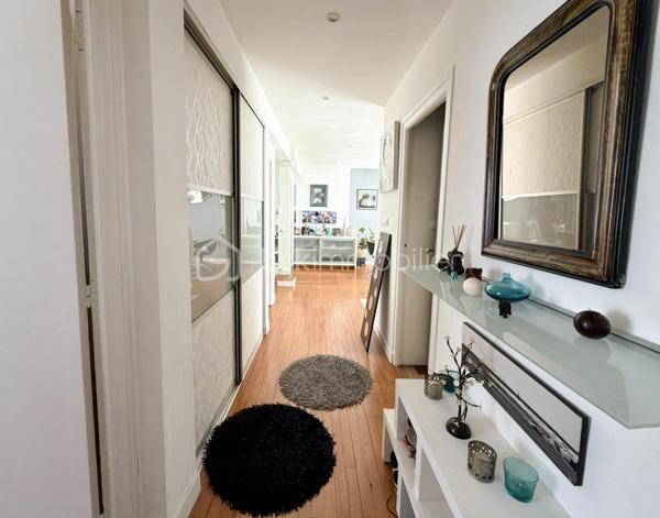 Appartement T3 lumineux – Saint-Marc / Strasbourg, Brest

📍 Situé au 4ᵉ et dernier étage d’une copropriété de 1956, cet appartement T3 de 68,18 m² saura vous séduire par son agencement optimisé et son emplacement privilégié, à proximité immédiate des commerces, des transports en commun (tramway/bus) et de toutes les commodités.
Il se compose d’une entrée, d’une spacieuse pièce de vie baignée de lumière offrant de beaux volumes, de deux chambres, d’une cuisine ouverte aménagée et équipée (IKEA), d’une vaste salle d’eau ainsi que de WC indépendants.  
Vous apprécierez le charme du parquet en bois, les fenêtres en double vitrage assurant un bon confort thermique et acoustique, ainsi qu’une chaudière gaz de qualité garantissant un confort optimal au quotidien.
Une cave en sous-sol complète ce bien.

À découvrir sans tarder !