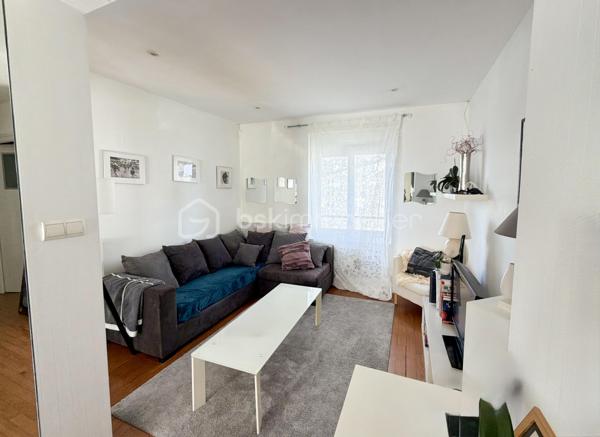 Appartement T3 lumineux – Saint-Marc / Strasbourg, Brest

📍 Situé au 4ᵉ et dernier étage d’une copropriété de 1956, cet appartement T3 de 68,18 m² saura vous séduire par son agencement optimisé et son emplacement privilégié, à proximité immédiate des commerces, des transports en commun (tramway/bus) et de toutes les commodités.
Il se compose d’une entrée, d’une spacieuse pièce de vie baignée de lumière offrant de beaux volumes, de deux chambres, d’une cuisine ouverte aménagée et équipée (IKEA), d’une vaste salle d’eau ainsi que de WC indépendants.  
Vous apprécierez le charme du parquet en bois, les fenêtres en double vitrage assurant un bon confort thermique et acoustique, ainsi qu’une chaudière gaz de qualité garantissant un confort optimal au quotidien.
Une cave en sous-sol complète ce bien.

À découvrir sans tarder !