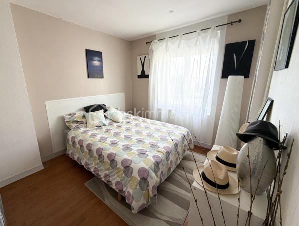 Appartement T3 lumineux – Saint-Marc / Strasbourg, Brest

📍 Situé au 4ᵉ et dernier étage d’une copropriété de 1956, cet appartement T3 de 68,18 m² saura vous séduire par son agencement optimisé et son emplacement privilégié, à proximité immédiate des commerces, des transports en commun (tramway/bus) et de toutes les commodités.
Il se compose d’une entrée, d’une spacieuse pièce de vie baignée de lumière offrant de beaux volumes, de deux chambres, d’une cuisine ouverte aménagée et équipée (IKEA), d’une vaste salle d’eau ainsi que de WC indépendants.  
Vous apprécierez le charme du parquet en bois, les fenêtres en double vitrage assurant un bon confort thermique et acoustique, ainsi qu’une chaudière gaz de qualité garantissant un confort optimal au quotidien.
Une cave en sous-sol complète ce bien.

À découvrir sans tarder !