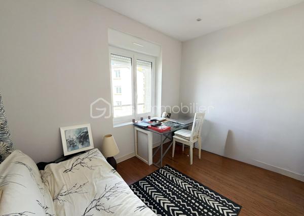 Appartement T3 lumineux – Saint-Marc / Strasbourg, Brest

📍 Situé au 4ᵉ et dernier étage d’une copropriété de 1956, cet appartement T3 de 68,18 m² saura vous séduire par son agencement optimisé et son emplacement privilégié, à proximité immédiate des commerces, des transports en commun (tramway/bus) et de toutes les commodités.
Il se compose d’une entrée, d’une spacieuse pièce de vie baignée de lumière offrant de beaux volumes, de deux chambres, d’une cuisine ouverte aménagée et équipée (IKEA), d’une vaste salle d’eau ainsi que de WC indépendants.  
Vous apprécierez le charme du parquet en bois, les fenêtres en double vitrage assurant un bon confort thermique et acoustique, ainsi qu’une chaudière gaz de qualité garantissant un confort optimal au quotidien.
Une cave en sous-sol complète ce bien.

À découvrir sans tarder !