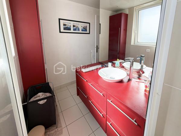 Appartement T3 lumineux – Saint-Marc / Strasbourg, Brest

📍 Situé au 4ᵉ et dernier étage d’une copropriété de 1956, cet appartement T3 de 68,18 m² saura vous séduire par son agencement optimisé et son emplacement privilégié, à proximité immédiate des commerces, des transports en commun (tramway/bus) et de toutes les commodités.
Il se compose d’une entrée, d’une spacieuse pièce de vie baignée de lumière offrant de beaux volumes, de deux chambres, d’une cuisine ouverte aménagée et équipée (IKEA), d’une vaste salle d’eau ainsi que de WC indépendants.  
Vous apprécierez le charme du parquet en bois, les fenêtres en double vitrage assurant un bon confort thermique et acoustique, ainsi qu’une chaudière gaz de qualité garantissant un confort optimal au quotidien.
Une cave en sous-sol complète ce bien.

À découvrir sans tarder !