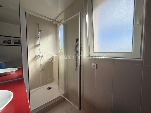 Appartement T3 lumineux – Saint-Marc / Strasbourg, Brest

📍 Situé au 4ᵉ et dernier étage d’une copropriété de 1956, cet appartement T3 de 68,18 m² saura vous séduire par son agencement optimisé et son emplacement privilégié, à proximité immédiate des commerces, des transports en commun (tramway/bus) et de toutes les commodités.
Il se compose d’une entrée, d’une spacieuse pièce de vie baignée de lumière offrant de beaux volumes, de deux chambres, d’une cuisine ouverte aménagée et équipée (IKEA), d’une vaste salle d’eau ainsi que de WC indépendants.  
Vous apprécierez le charme du parquet en bois, les fenêtres en double vitrage assurant un bon confort thermique et acoustique, ainsi qu’une chaudière gaz de qualité garantissant un confort optimal au quotidien.
Une cave en sous-sol complète ce bien.

À découvrir sans tarder !