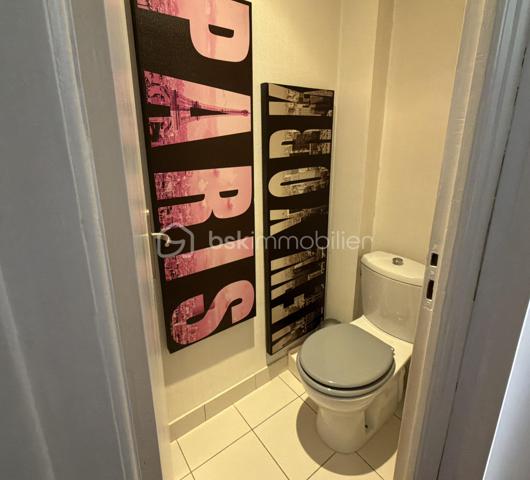 Appartement T3 lumineux – Saint-Marc / Strasbourg, Brest

📍 Situé au 4ᵉ et dernier étage d’une copropriété de 1956, cet appartement T3 de 68,18 m² saura vous séduire par son agencement optimisé et son emplacement privilégié, à proximité immédiate des commerces, des transports en commun (tramway/bus) et de toutes les commodités.
Il se compose d’une entrée, d’une spacieuse pièce de vie baignée de lumière offrant de beaux volumes, de deux chambres, d’une cuisine ouverte aménagée et équipée (IKEA), d’une vaste salle d’eau ainsi que de WC indépendants.  
Vous apprécierez le charme du parquet en bois, les fenêtres en double vitrage assurant un bon confort thermique et acoustique, ainsi qu’une chaudière gaz de qualité garantissant un confort optimal au quotidien.
Une cave en sous-sol complète ce bien.

À découvrir sans tarder !