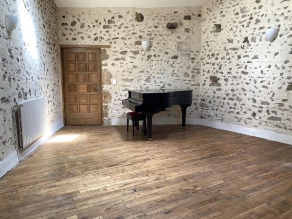 Belle maison avec piscine et salle de concert