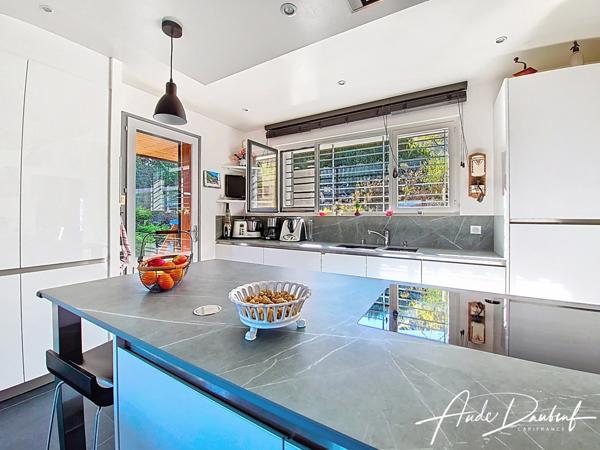 Saint-Jorioz - Villa rénovée 7 pièces - 4 chambres - Petite vue lac d'Annecy