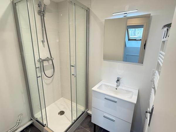 A LOUER - appartement F2 - Hyper Centre - dernier étage - refait à neuf