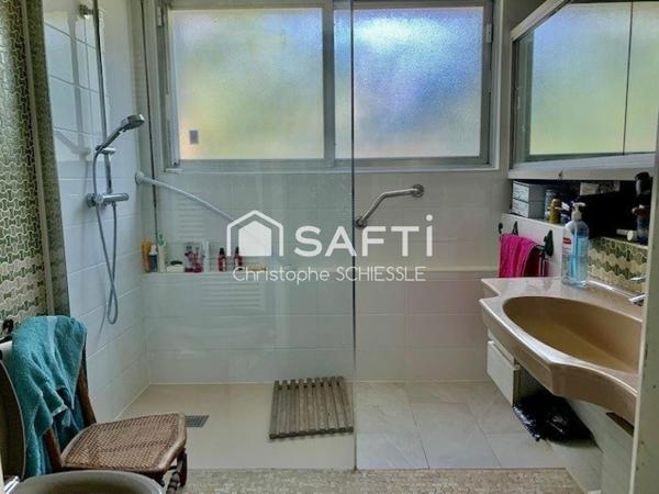 Maison t7  de 164 M2 sur 16 ares 76 avec piscine