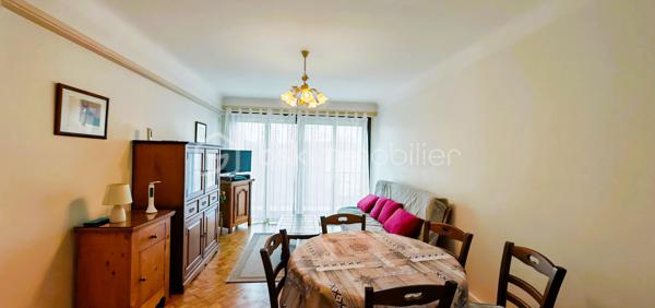 Ce T3 de 64 m² n'ayant aucun travaux votés en assemblée générale est au 2ème étage d'une copropriété saine et transparente. 
Dès l'entrée, deux grands placards offrent un rangement immédiat optimal.
Le séjour baigné de lumière naturelle et bien isolé grâce aux quadruple vitrage. Il s'ouvre sur un vaste balcon avec stores et rideaux électriques — confort et modernité au quotidien.
Les chambres sont de 12m2.

Appelez moi de 9H30 à 20H30 7/7 pour plus d'informations.