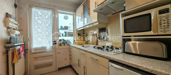 Ce T3 de 64 m² n'ayant aucun travaux votés en assemblée générale est au 2ème étage d'une copropriété saine et transparente. 
Dès l'entrée, deux grands placards offrent un rangement immédiat optimal.
Le séjour baigné de lumière naturelle et bien isolé grâce aux quadruple vitrage. Il s'ouvre sur un vaste balcon avec stores et rideaux électriques — confort et modernité au quotidien.
Les chambres sont de 12m2.

Appelez moi de 9H30 à 20H30 7/7 pour plus d'informations.