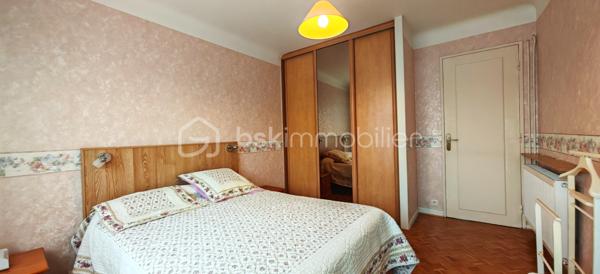 Ce T3 de 64 m² n'ayant aucun travaux votés en assemblée générale est au 2ème étage d'une copropriété saine et transparente. 
Dès l'entrée, deux grands placards offrent un rangement immédiat optimal.
Le séjour baigné de lumière naturelle et bien isolé grâce aux quadruple vitrage. Il s'ouvre sur un vaste balcon avec stores et rideaux électriques — confort et modernité au quotidien.
Les chambres sont de 12m2.

Appelez moi de 9H30 à 20H30 7/7 pour plus d'informations.