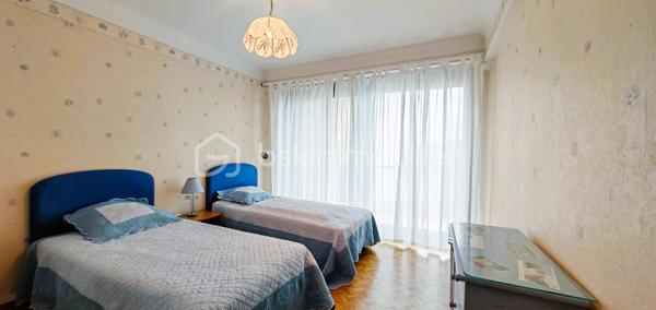 Ce T3 de 64 m² n'ayant aucun travaux votés en assemblée générale est au 2ème étage d'une copropriété saine et transparente. 
Dès l'entrée, deux grands placards offrent un rangement immédiat optimal.
Le séjour baigné de lumière naturelle et bien isolé grâce aux quadruple vitrage. Il s'ouvre sur un vaste balcon avec stores et rideaux électriques — confort et modernité au quotidien.
Les chambres sont de 12m2.

Appelez moi de 9H30 à 20H30 7/7 pour plus d'informations.