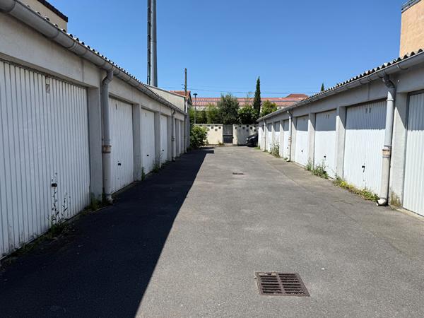 ROMAINVILLE LIMITE MONTREUIL, VILLIERS-BARBUSSE, 3 PARCELLES DE TERRAINS POUR 524M². 17 BOXES LOUES, BON REVENUS LOCATIFS