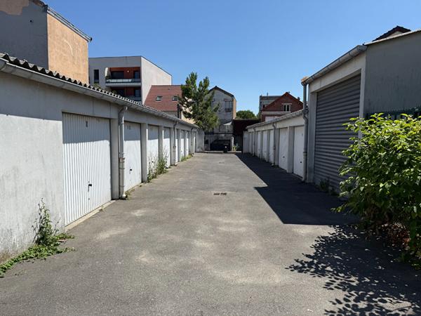 ROMAINVILLE LIMITE MONTREUIL, VILLIERS-BARBUSSE, 3 PARCELLES DE TERRAINS POUR 524M². 17 BOXES LOUES, BON REVENUS LOCATIFS