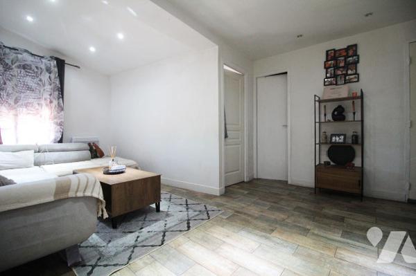 Immeuble à vendre (2 X 40m2 carrez + local commercial de 36m2) dans le 3e à Marseille (Belle de Mai)