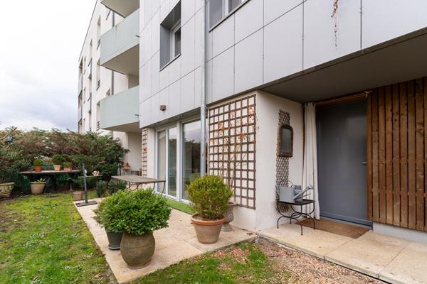 Appartement esprit maison avec jardin. Résidence récente et sécurisée