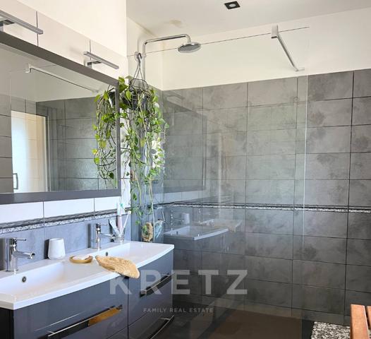 Propriété familiale dans un écrin de verdure avec vue spectaculaire sur la Méditerranée