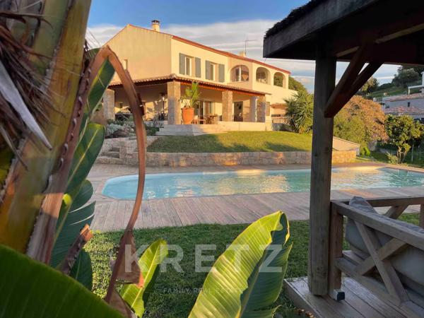 Propriété familiale dans un écrin de verdure avec vue spectaculaire sur la Méditerranée