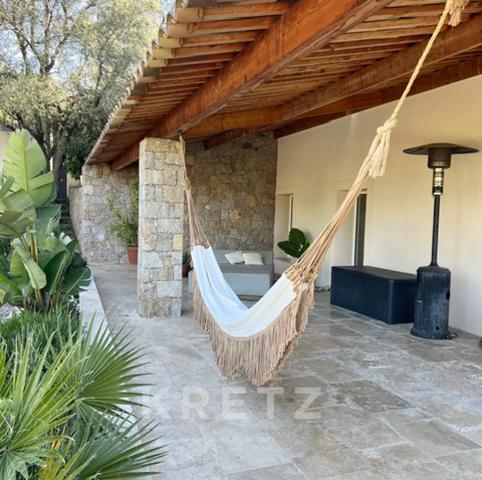 Propriété familiale dans un écrin de verdure avec vue spectaculaire sur la Méditerranée