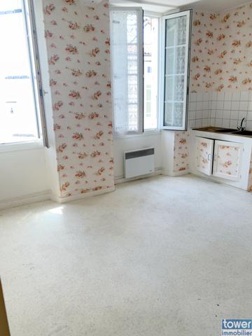 MATHA 17160 - Maison 3 pièces de 180 m² .