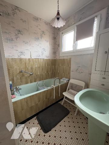 MAISON D'HABITATION AVEC BEAU TERRAIN PROCHE COMMERCES, ECOLES, LYCÉES ET CENTRE HOSPITALIER
