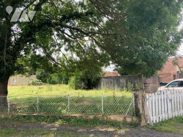 A VILLECOMTAL SUR ARROS, terrain constructible d'une contenance de 1700m².
