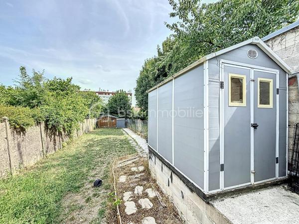 À Bonneuil-sur-Marne, dans un secteur pavillonnaire apprécié pour son environnement résidentiel, découvrez cette maison d’environ 115 m² implantée sur une parcelle de 350 m².

Répartie sur trois niveaux, elle offre une organisation fonctionnelle et lumineuse.

Rez-de-chaussée
Un espace de vie convivial avec cuisine ouverte sur le séjour et la salle à manger.
La véranda, utilisable toute l’année, prolonge naturellement la maison vers la terrasse et le jardin.

1er étage
Un palier pouvant accueillir un bureau ou un espace lecture.
Une suite parentale avec salle de bain.
WC indépendant.

2e étage
Deux chambres supplémentaires.
Une salle d’eau avec WC.

À l’extérieur, jardin agréable et deux places de stationnement sécurisées dans l’allée.

Commerces, écoles, transports et parc départemental du Rancy accessibles à pied.

Un intérieur évolutif

Sa distribution sur trois niveaux permet d’adapter les volumes selon vos besoins et votre mode de vie.

Une maison lumineuse, bien située et prête à accueillir un nouveau projet de vie.

Contactez-moi pour plus d’informations ou pour organiser une visite.