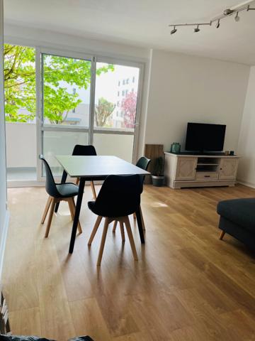 A LOUER APPARTEMENT MEUBLE DEUX CHAMBRES 02100 ST QUENTIN .