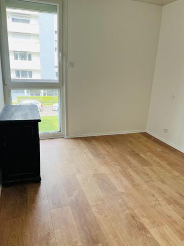 A LOUER APPARTEMENT MEUBLE DEUX CHAMBRES 02100 ST QUENTIN .