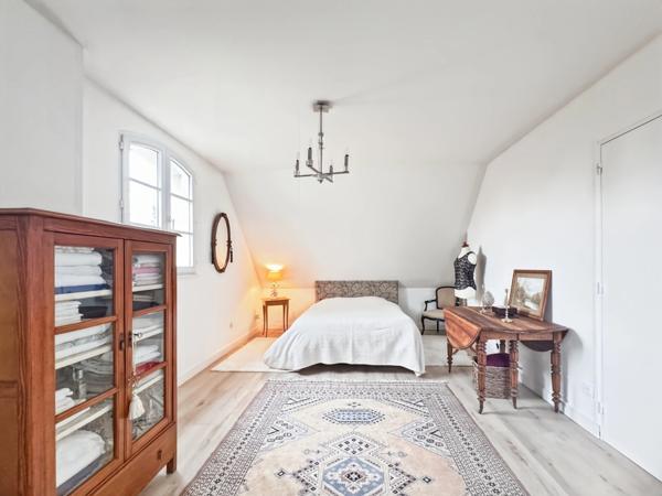 Maison de caractère entièrement rénovée – 212 m² sur parcelle de 2900 m2 – Écrin de verdure dans le centre de Mûrs-Érigné