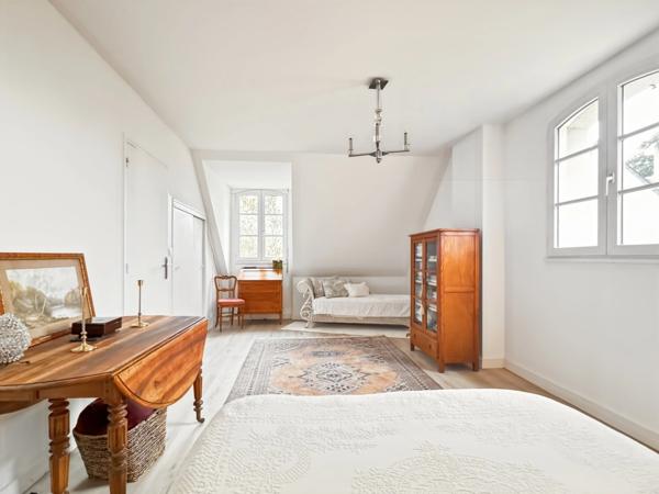 Maison de caractère entièrement rénovée – 212 m² sur parcelle de 2900 m2 – Écrin de verdure dans le centre de Mûrs-Érigné