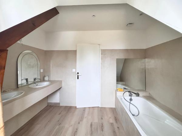 Maison de caractère entièrement rénovée – 212 m² sur parcelle de 2900 m2 – Écrin de verdure dans le centre de Mûrs-Érigné