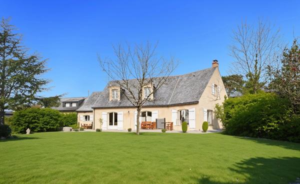 Maison de caractère entièrement rénovée – 212 m² sur parcelle de 2900 m2 – Écrin de verdure dans le centre de Mûrs-Érigné