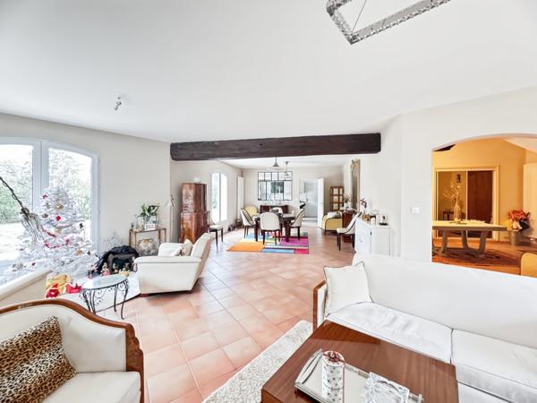 Maison de caractère entièrement rénovée – 212 m² sur parcelle de 2900 m2 – Écrin de verdure dans le centre de Mûrs-Érigné