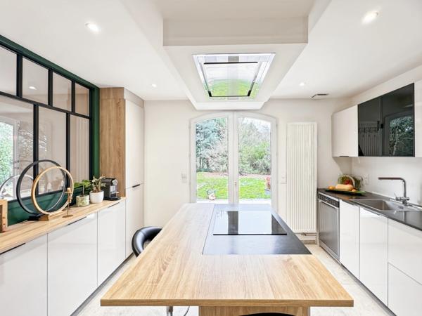 Maison de caractère entièrement rénovée – 212 m² sur parcelle de 2900 m2 – Écrin de verdure dans le centre de Mûrs-Érigné