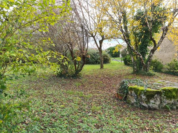 Corps de ferme avec maison, grange et dépendances, 15 mn Angoulême centre, accès RN10 facile