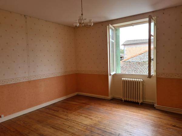 Corps de ferme avec maison, grange et dépendances, 15 mn Angoulême centre, accès RN10 facile