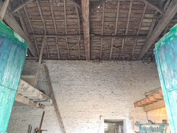 Corps de ferme avec maison, grange et dépendances, 15 mn Angoulême centre, accès RN10 facile