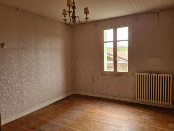 Corps de ferme avec maison, grange et dépendances, 15 mn Angoulême centre, accès RN10 facile