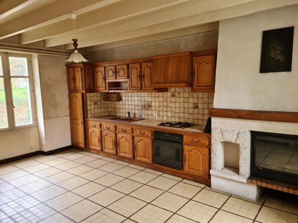 Corps de ferme avec maison, grange et dépendances, 15 mn Angoulême centre, accès RN10 facile