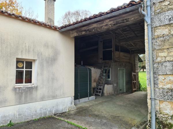 Corps de ferme avec maison, grange et dépendances, 15 mn Angoulême centre, accès RN10 facile
