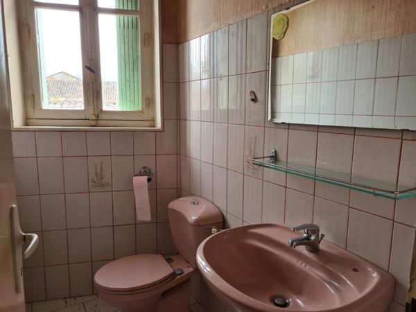 Corps de ferme avec maison, grange et dépendances, 15 mn Angoulême centre, accès RN10 facile