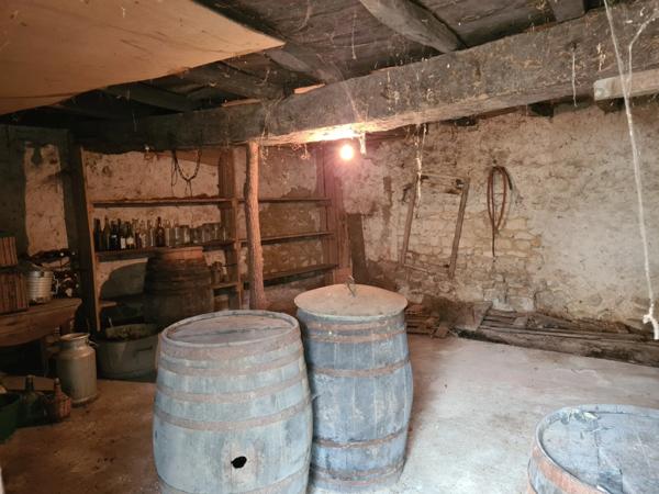 Corps de ferme avec maison, grange et dépendances, 15 mn Angoulême centre, accès RN10 facile