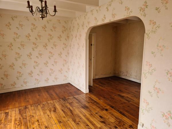 Corps de ferme avec maison, grange et dépendances, 15 mn Angoulême centre, accès RN10 facile