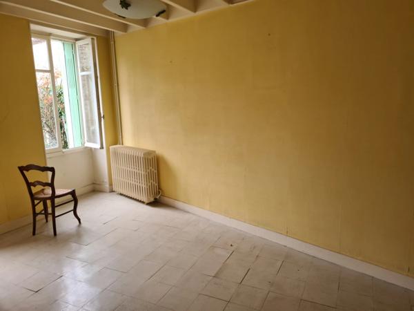 Corps de ferme avec maison, grange et dépendances, 15 mn Angoulême centre, accès RN10 facile