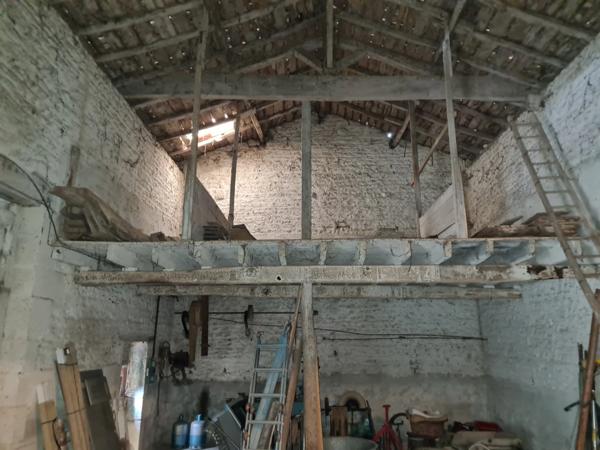 Corps de ferme avec maison, grange et dépendances, 15 mn Angoulême centre, accès RN10 facile