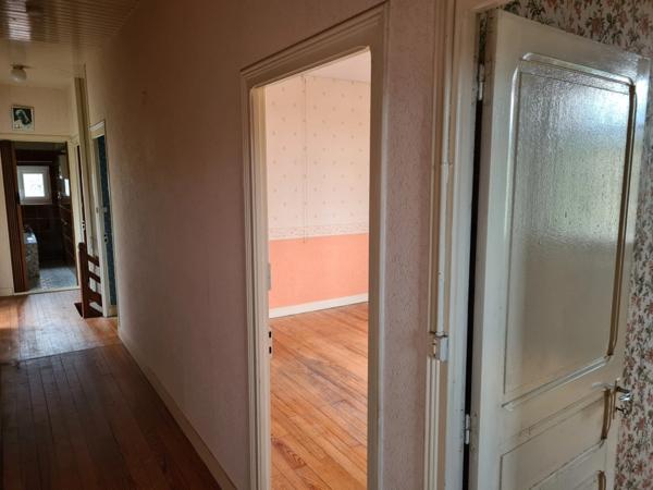 Corps de ferme avec maison, grange et dépendances, 15 mn Angoulême centre, accès RN10 facile