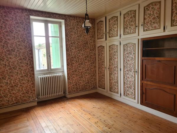 Corps de ferme avec maison, grange et dépendances, 15 mn Angoulême centre, accès RN10 facile