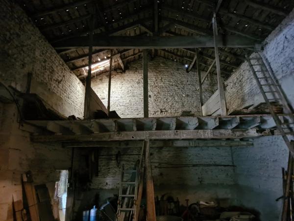 Corps de ferme avec maison, grange et dépendances, 15 mn Angoulême centre, accès RN10 facile