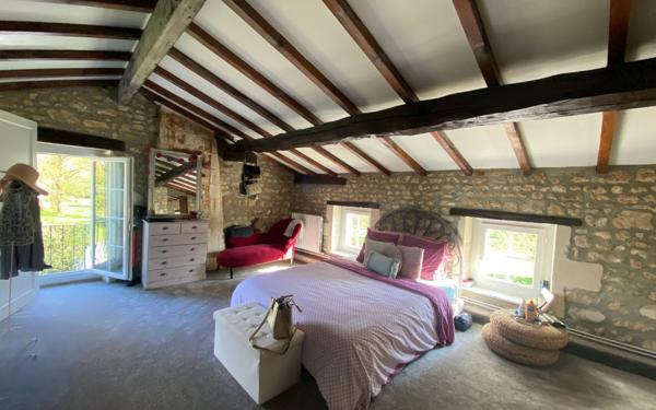 Maison à vendre    4 pièces • 166 m2 Saint-Hilaire-de-Villefranche